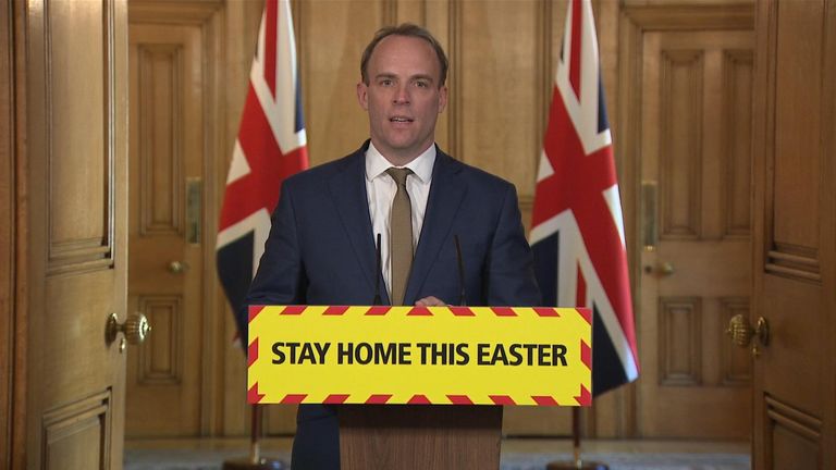 Le ministre des Affaires étrangères Dominic Raab tient la conférence de presse quotidienne.