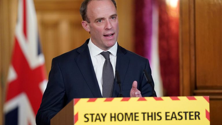 Le secrétaire aux Affaires étrangères Dominic Raab tient la conférence de presse numérique Covid-19 avec le conseiller scientifique en chef, Sir Patrick Vallance et le médecin-chef, le professeur Chris Whitty au 10 Downing Street
