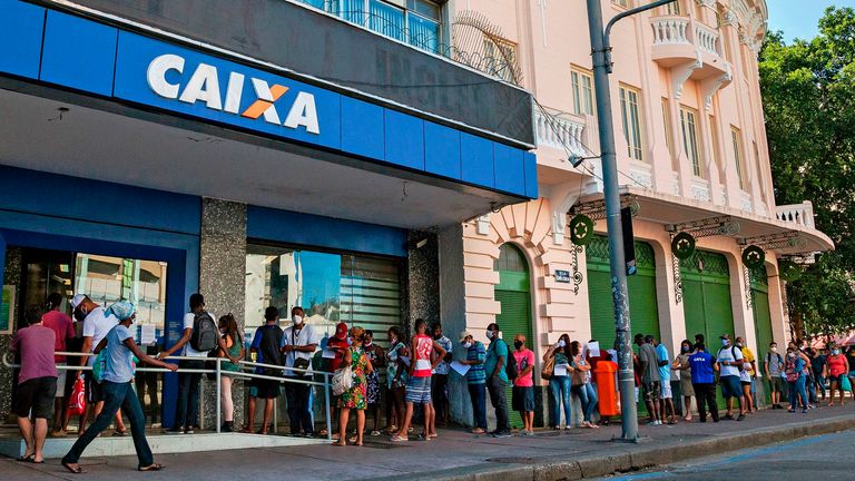 Les gens font la queue à Rio de Janeiro pour réclamer leur allocation gouvernementale au milieu de la pandémie de coronavirus