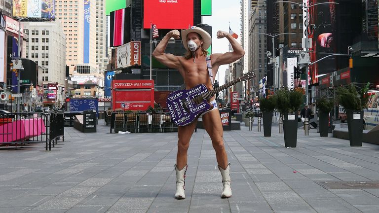 Le Cowboy nu dit qu'il ne laissera pas COVID-19 l'empêcher de se produire à Times Square