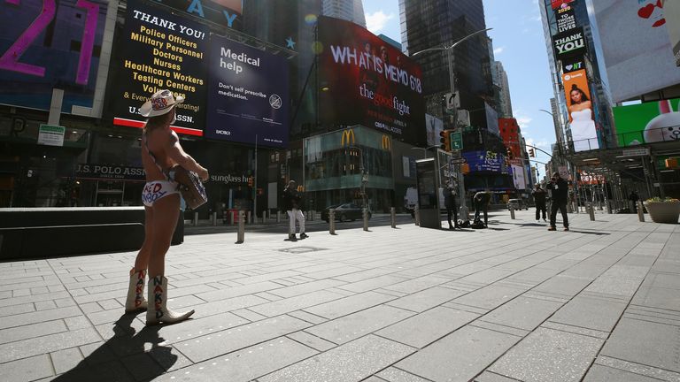 Robert Burck se produit toujours à Times Square malgré le verrouillage