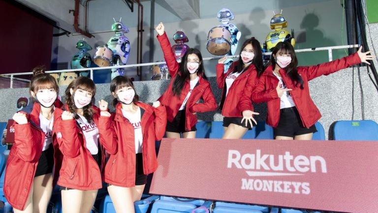 Rakuten Monkeys v CTBC Brothers - Match d'ouverture de la CPBL

TAOYUAN, TAIWAN - 11 AVRIL: Rakunten Girls et l'équipe de cheerleading robot posent avant le match d'ouverture de la saison CPBL entre Rakuten Monkeys et CTBC Brothers au Taoyuan International Baseball Stadium le 11 avril 2020 à Taoyuan, Taiwan. (Photo de Gene Wang / Getty Images)