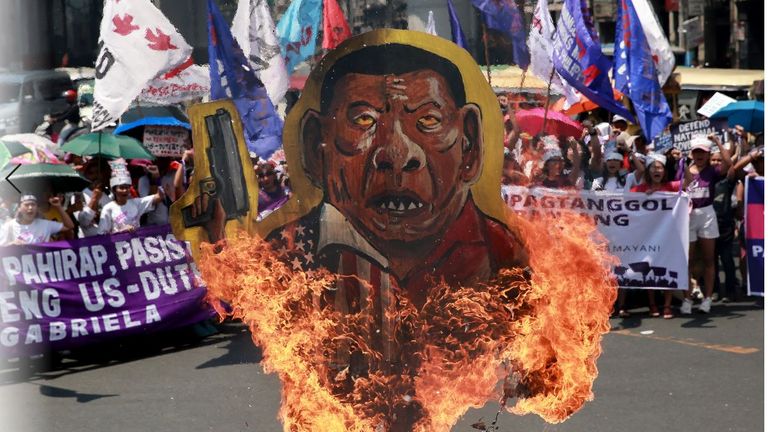 Une effigie du président philippin Rodrigo Duterte est brûlée lors d'une manifestation à l'occasion de la Journée internationale de la femme à Manille, aux Philippines, le 8 mars 2020. REUTERS / Eloisa Lopez
