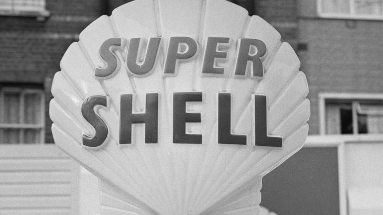 Une pompe à essence Super Shell, Royaume-Uni, 27 juin 1963. 