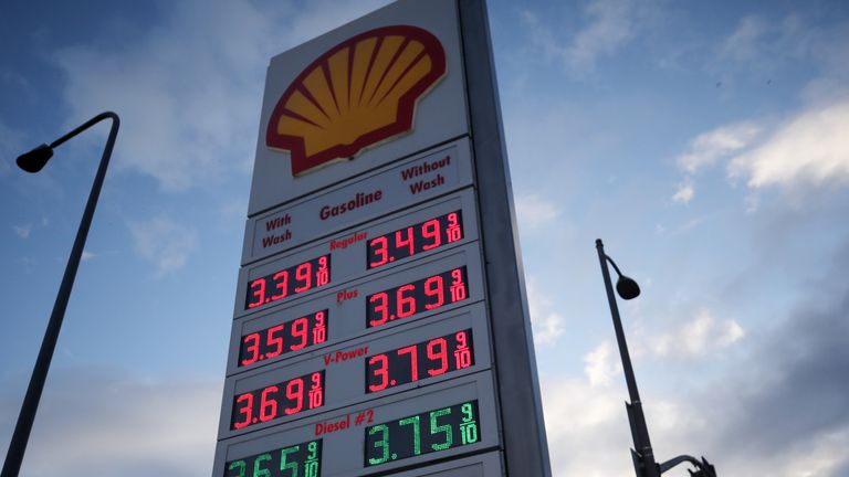 Les prix de l'essence sont affichés dans une station-service Shell le 10 mars 2020 à Los Angeles, en Californie. 
