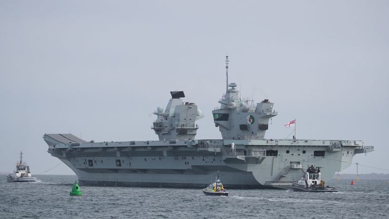 Le HMS Queen Elizabeth quitte le port de Portsmouth