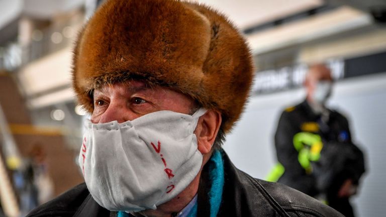 Les gens se rassemblent au terminal F de l'aéroport de Moscou Sheremetyevo pour un vol de rapatriement vers la France pour les ressortissants français et européens coincés en Russie en raison de la crise des coronavirus, le 4 avril 2020. (Photo de Yuri KADOBNOV / AFP) (Photo de YURI KADOBNOV / AFP via Getty Images)
