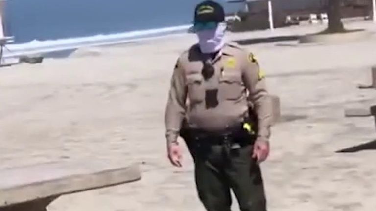 La police arrête des gens sur la plage de Californie
