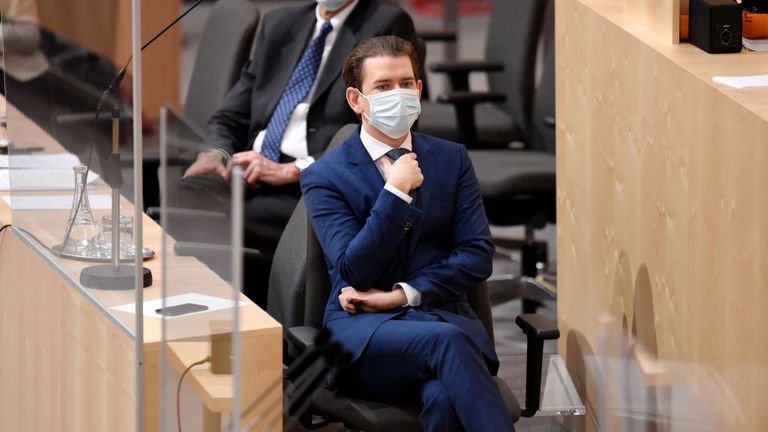 Le chancelier autrichien Sebastian Kurz, représenté au Parlement, a déclaré que les restrictions d'assouplissement pourraient devoir être inversées