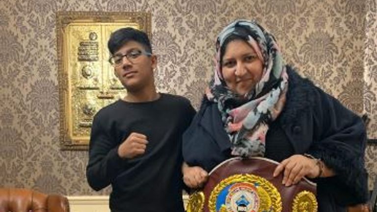 Mme Sadiq, une fan de boxe, est vue avec son fils de 13 ans, Zyaan