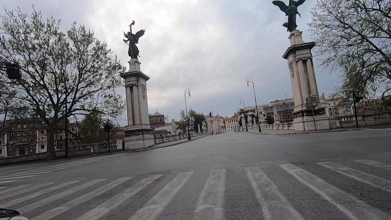 Sky & # 39; s Sally Lockwood fait un tour à travers une Rome déserte au milieu du verrouillage continu des coronavirus en Italie