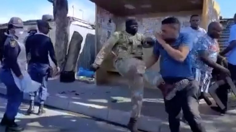 Un soldat attaque un homme dans la rue