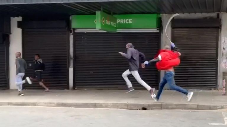 Un officier de police infiltré à Johannesburg a été filmé attaquant un homme avec un fouet