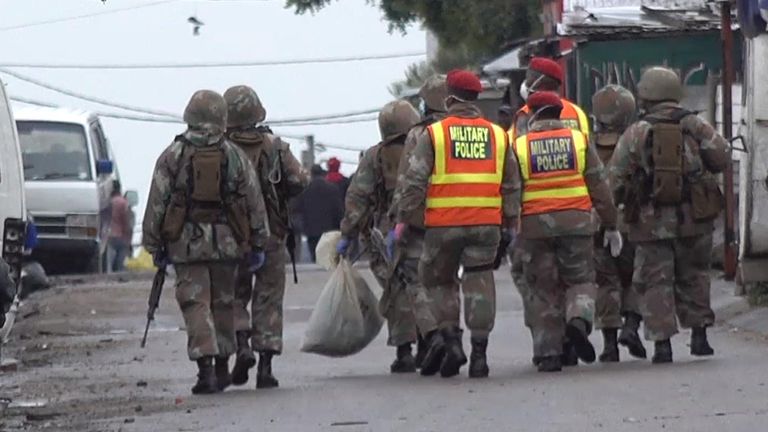 Des troupes patrouillent dans les rues du canton d'Alexandra