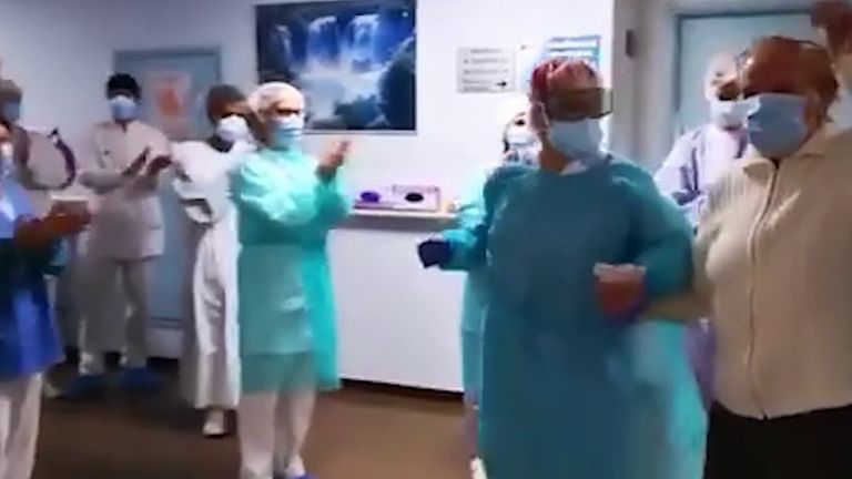 Acclamations alors qu'une femme de 94 ans sort de l'hôpital en Espagne, après avoir battu un coronavirus