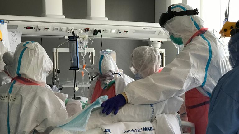 Sky News a vu des médecins en tenue de protection soigner des patients dans un hôpital de Barcelone