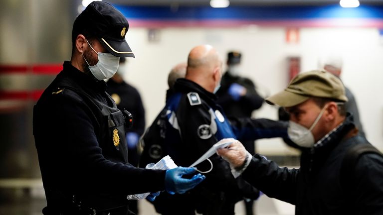Un policier distribue gratuitement des masques protecteurs dans une station de métro