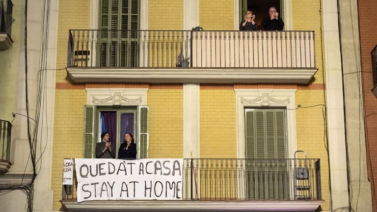 Les gens applaudissent depuis un balcon lors d'un flash mob pendant le verrouillage de l'Espagne
