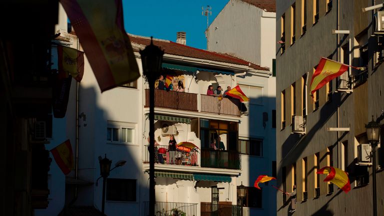 Les gens applaudissent sur leurs balcons pour remercier les travailleurs de la santé traitant du coronavirus COVID-19 à Ronda le 3 avril 2020