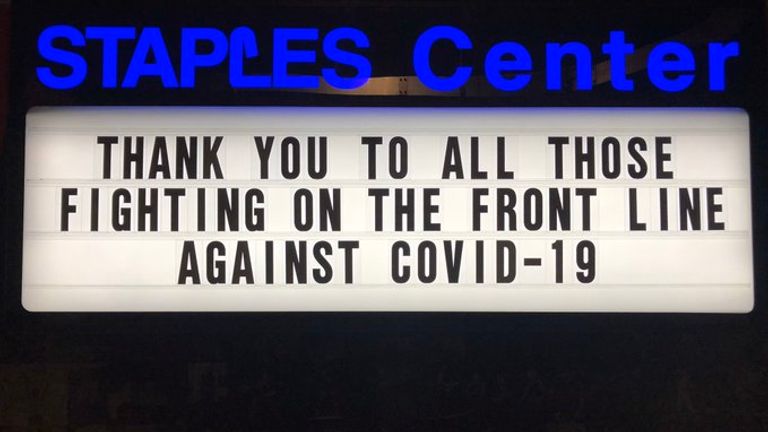 Staples Center dit merci à tous ceux qui combattent COVID-19. Pic: @LALIVE