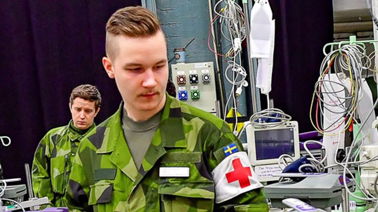   Des travailleurs de la construction personnels et civils de l'armée suédoise ont aidé à préparer un hôpital de campagne dans les installations des foires internationales de Stockholm