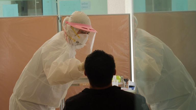 Si le nouveau test est positif, un test d'écouvillonnage PCR est effectué 