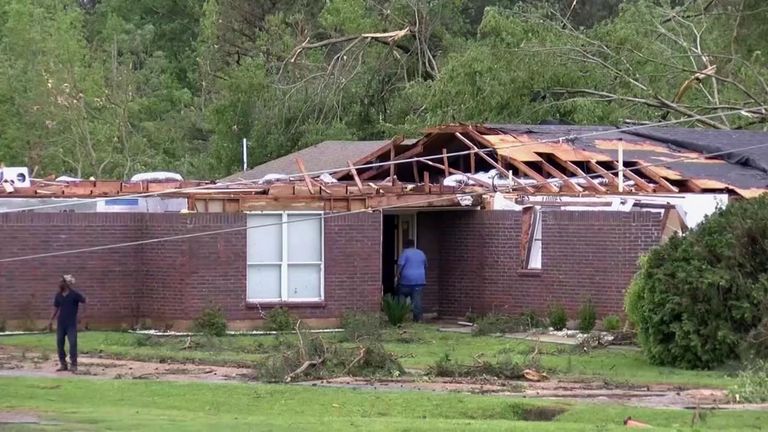 Au moins une douzaine de personnes sont mortes à cause des tempêtes