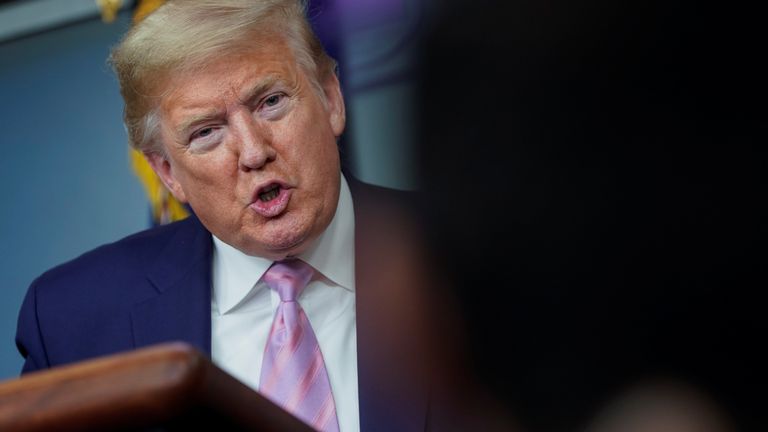 Le président américain Donald Trump réagit à une question lors du briefing quotidien du groupe de travail sur les coronavirus à la Maison Blanche à Washington, États-Unis, le 4 avril 2020