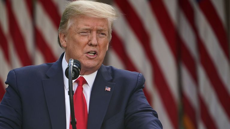 Le président américain Donald Trump prend la parole lors d'une conférence de presse sur le roman coronavirus, COVID-19, dans la roseraie de la Maison Blanche à Washington, DC le 27 avril 2020