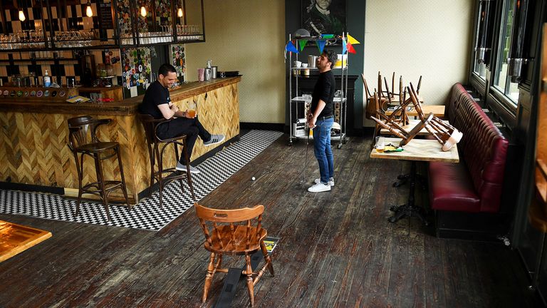 Dominic Townsend et Steve Pond jouent au golf en salle au Prince, un pub qu'ils partagent un appartement au-dessus et disent avoir la chance d'être coincé pendant le verrouillage alors que la maladie à coronavirus (COVID-19) continue à Londres, en Grande-Bretagne le 28 avril 2020. Photo prise le 28 avril 2020. REUTERS / Dylan Martinez
