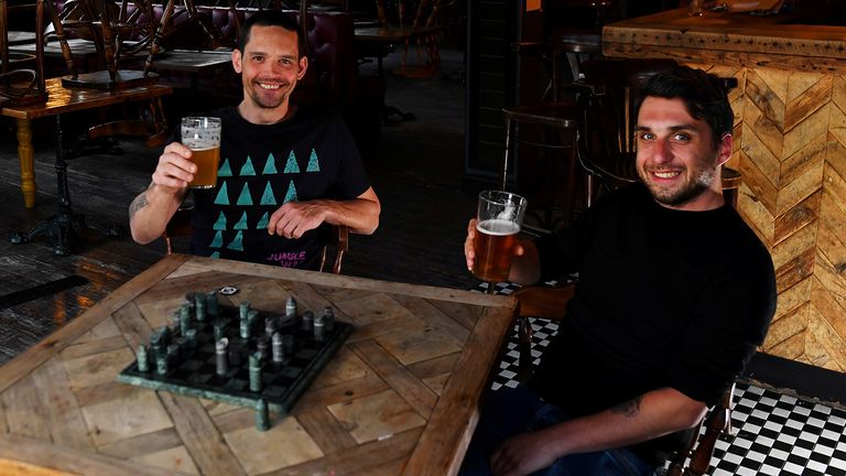 Steve Pond et Dominic Townsend profitent d'une pinte de bière et d'une partie d'échecs au Prince, un pub qu'ils partagent un appartement au-dessus et disent avoir la chance d'être coincé pendant le verrouillage alors que la maladie à coronavirus (COVID-19) continue à Londres, Grande-Bretagne 28 avril 2020. Photo prise le 28 avril 2020. REUTERS / Dylan Martinez