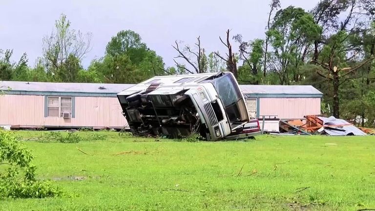 Les gens s'abritent dans les sous-sols en cas de nouvelles tempêtes