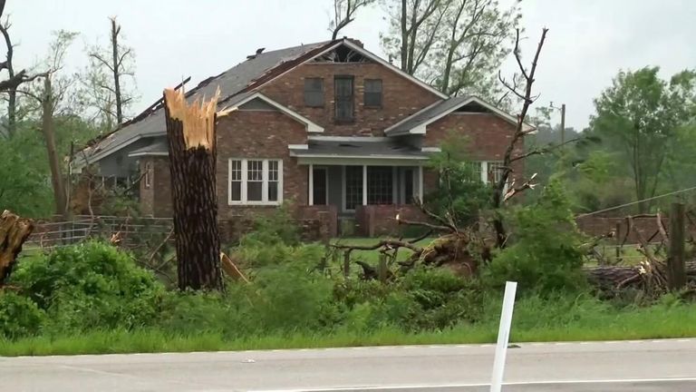 La grêle et la foudre ont accompagné les tornades à certains endroits
