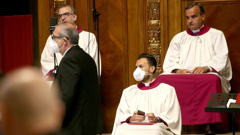 VATICAN CITY, VATICAN - 05 avril: un chanteur du choeur du Vatican assiste au pape François & # 39; Messe du dimanche des Rameaux dans une basilique du Vatican vide de Saint-Pierre en raison de la pandémie de coronavirus Covid-19, le 05 avril 2020 à Vatican, Vatican. Le pape François a salué les fidèles après sa messe du dimanche des Rameaux et son angélus et a prié pour les malades et leurs familles, ainsi que pour tous ceux qui se sont dévoués pour eux-mêmes. (Photo de Franco Origlia / Getty Images)
