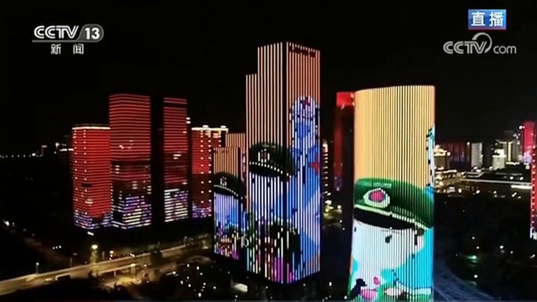 Spectacle de lumière alors que Wuhan ouvre après sa fermeture