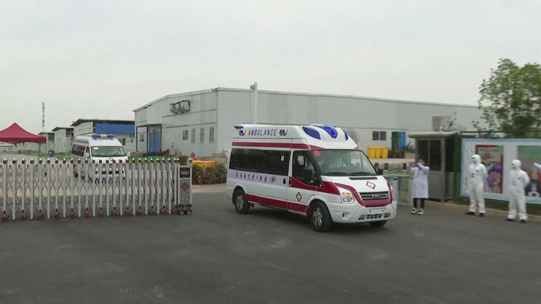 Ambulances transférant les derniers patients de l'hôpital de Leishenshan