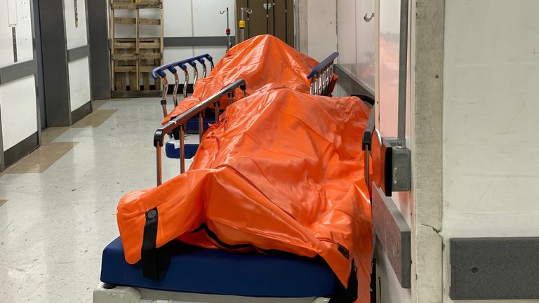 Des corps sont vus à l'intérieur de l'hôpital Wyckoff