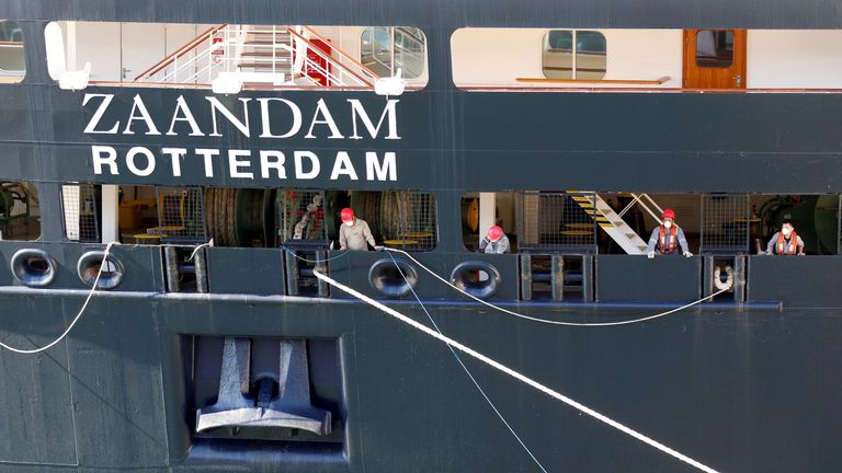 Les membres d'équipage du Zaandam, l'un des deux navires de croisière Holland America Line qui ont été atteints de coronavirus (COVID-19), sont vus comme le navire amarré à Port Everglades à Fort Lauderdale, Floride, États-Unis, le 2 avril 2020. REUTER / Joe Skipper