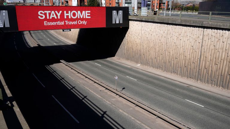 Un écran géant sur l'autoroute A57 invite les gens à rester chez eux à Manchester