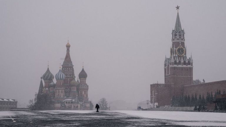 Le maire de Moscou a dit aux Russes plus âgés de rester chez eux ou de s'échapper dans leurs maisons de campagne le 30 mars 