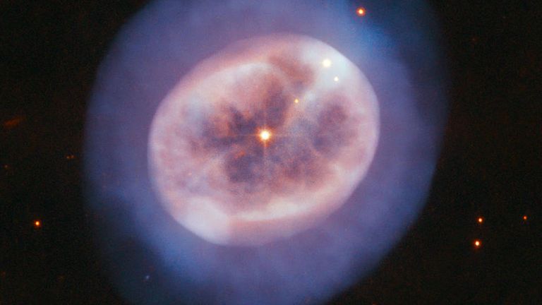 Un vaste orbe de gaz dans l'espace, jeté par une étoile vieillissante nommée NGC 2022, capturé par le télescope spatial Hubble. Photo: NASA