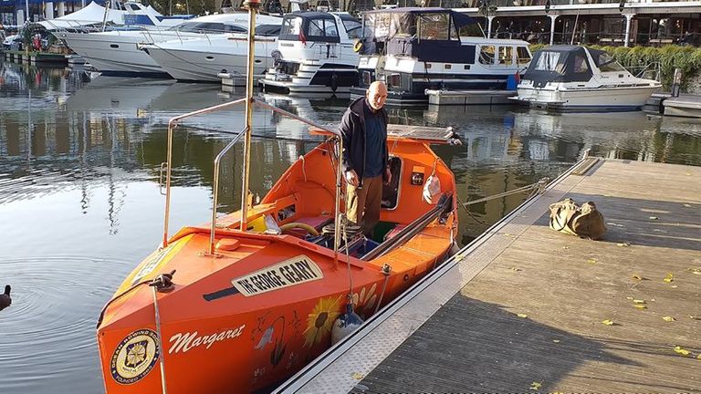 M. Walters et son bateau avant de partir en voyage. Photo: Graham Walters. Atlantic Rower - Final Journey