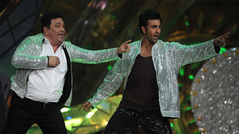 Kapoor se produit avec son fils Ranbir lors d'une cérémonie de remise des prix en 2012