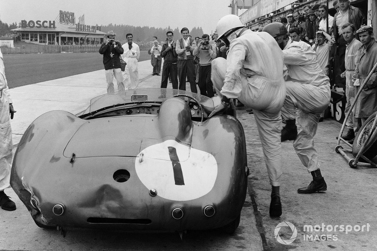 Stirling Moss, Jack Fairman, Aston Martin DBR1, arrêt au stand et changement de pilote
