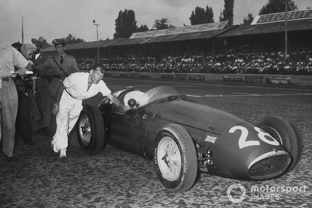 Stirling Moss, Maserati 250F, repousse sa voiture aux stands après que son moteur a explosé