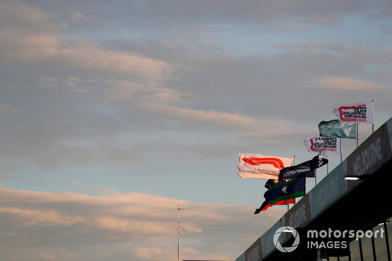 Le soleil se lève sur le paddock.