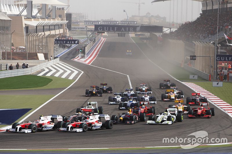 Timo Glock, Toyota TF109, Jarno Trulli, Toyota TF109, Lewis Hamilton, McLaren MP4-24 Mercedes, Jenson Button, Brawn GP BGP001 Mercedes, Sebastian Vettel, Red Bull Racing RB5 Renault, tête dans le premier virage