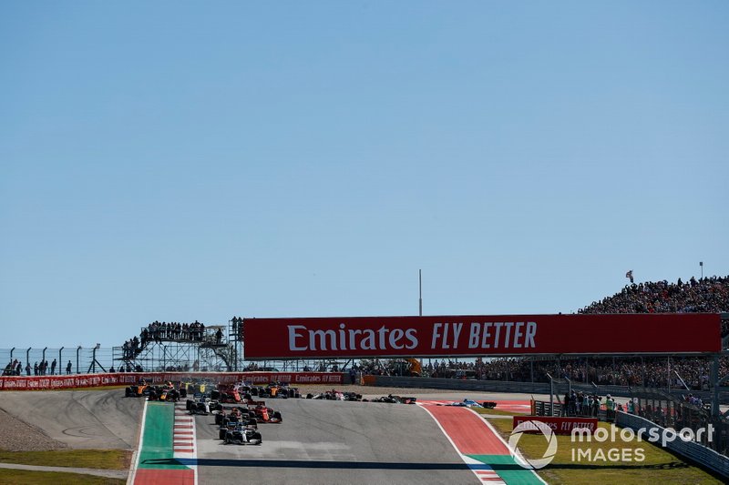 Valtteri Bottas, Mercedes AMG W10, mène Max Verstappen, Red Bull Racing RB15, Sebastian Vettel, Ferrari SF90, Lewis Hamilton, Mercedes AMG F1 W10 Alex Albon, Red Bull Racing RB15, Charles Leclerc, Ferrari SF90, Carlos Sainz Jr., McLaren MCL34 et le reste de l'onglet pack le début