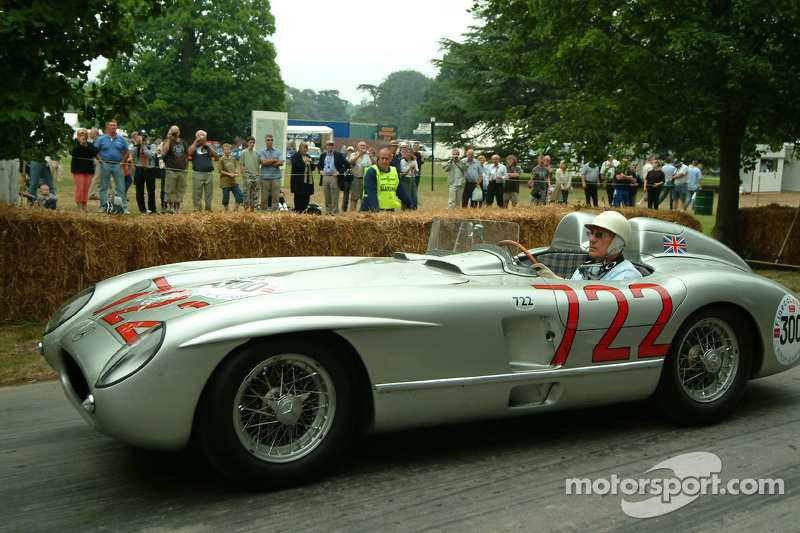 CI-DESSUS: L'ajout le plus populaire à toute réunion historique, ici Moss démontre son Mercedes-Benz 300SLR 1955 Mille Miglia-gagnant. TOP: Gagner le Grand Prix d'Italie 1956 à Monza dans son favori personnel - une Maserati 250F.