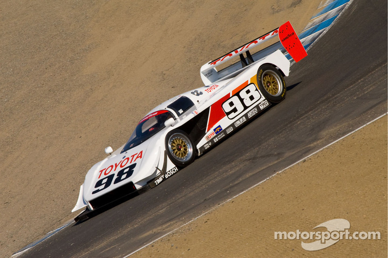 Timo Glock, ancien pilote de Formule 1, montre à Laguna Seca en 2011 la voiture IMSA dominante du début des années 90, la Toyota Eagle GTP MkIII. 
